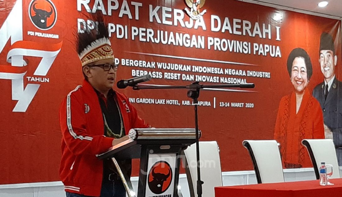 Sekjen PDIP Hasto Kristiyanto membuka Rakerda I DPD Papua, Jayapura, Jumat (13/2). Hasto juga menyampaikan pesan dan jaket hoodie dari Ketum PDIP Megawati Soekarnoputri kepada kader PDIP di Papua. - JPNN.com