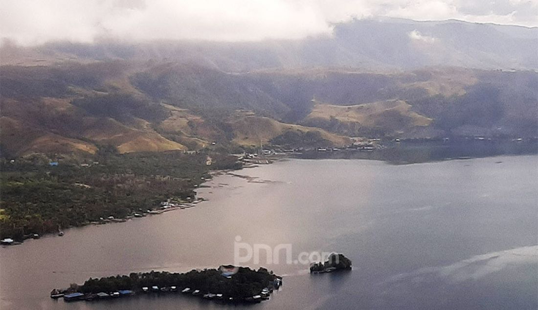 Pemandangan Danau Sentani, Papua, Rabu (18/3). Danau yang memiliki luas sekitar 9.360 hektar ini terbentang antara Kota Jayapura dan Kabupaten Jayapura, Papua. - JPNN.com