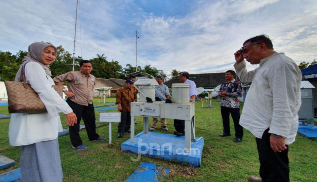 Sestama BMKG Dwi Budi Sutrisno bersama jajarannya melakukan kunjungan kerja ke Stasiun Geofisika kelas 1 Sleman, Yogyakarta, Minggu (8/3). - JPNN.com