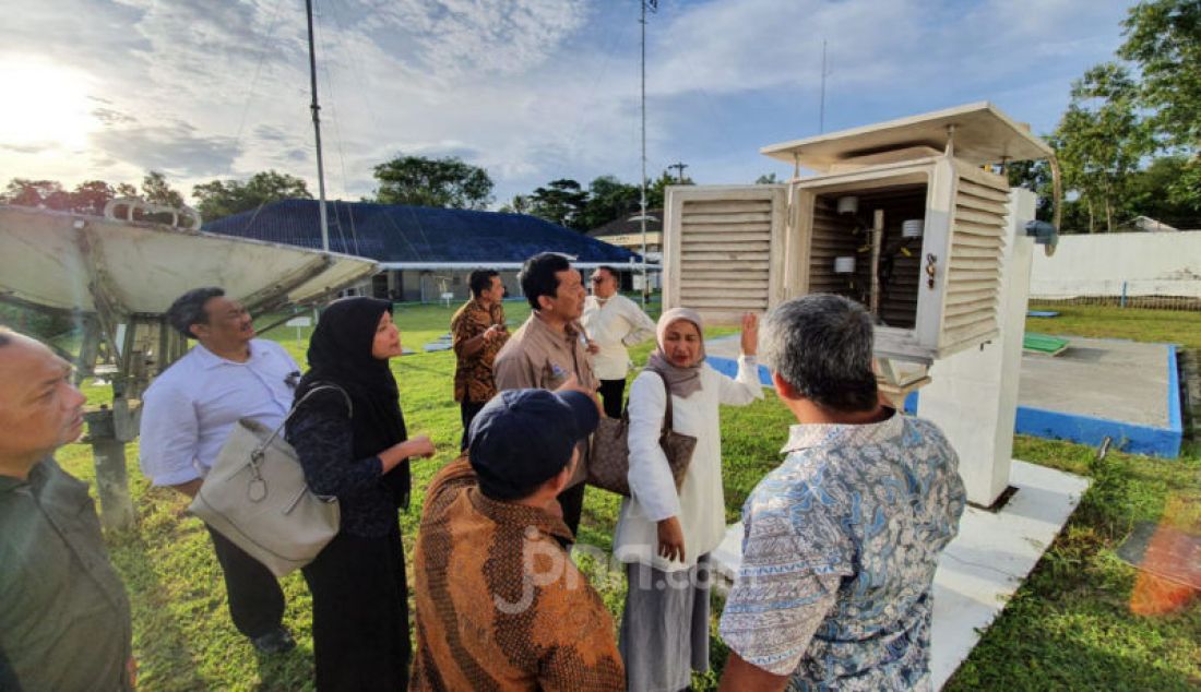 Sestama BMKG Dwi Budi Sutrisno bersama jajarannya melakukan kunjungan kerja ke Stasiun Geofisika kelas 1 Sleman, Yogyakarta, Minggu (8/3). Kunjungan kerja ini bertujuan untuk melihat kondisi peralatan operasional beserta kantor, dalam kesempatan ini Sestama beserta rombongan meninjau langsung serta peralatan pengamatan yang berada di stasiun ini seperti Sangkar Meteorologi, ARWS dsb. - JPNN.com