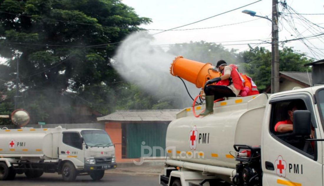 PMI pusat telah menyediakan 20 unit tank air, 230 unit pickup, 10 unit motor roda tiga, dan 3.000 alat spray yang siap digunakan Penyemprotan disinfektan ke sejumlah tempat ibadah, sekolah, kantor publik, serta wilayah-wilayah DKI Jakarta yang berada dalam pengawasan Pemerintah. - JPNN.com