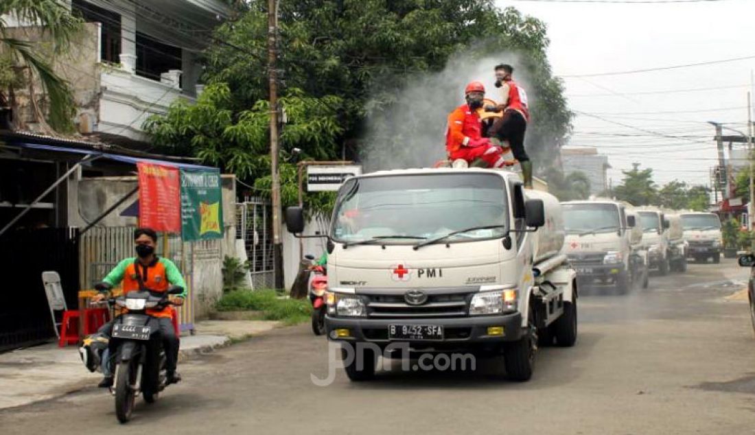 Ketua PMI Kota Jakut Sabri Saiman bersama unsur TNI mengerahkan 3.000 relawan menyemprotkan cairan disinfektan sebagai upaya penanggulangan wabah virus Covid-19 yang terbagi ke dalam 600 titik wilayah DKI Jakarta, Kamis(26/3) - JPNN.com