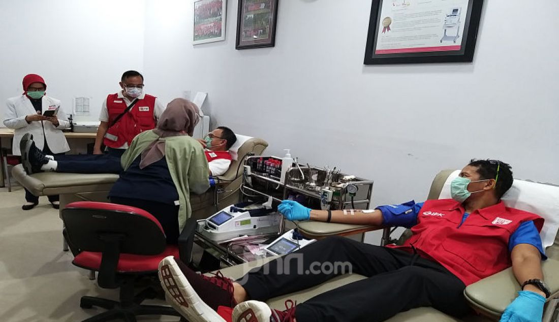 Penasehat Relawan Siaga Sandiaga Uno sedang melakukan donor darah sekaligus mengedukasi masyarakat tentang aktivitas donor darah tetap aman di tengah kondisi wabah virus Covid-19 yang berlangsung di kantor PMI DKI Jakarta, Selasa (31/3). - JPNN.com