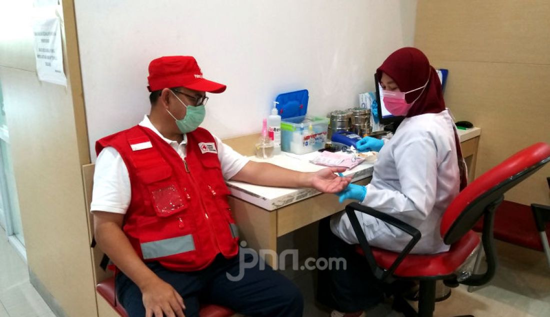 Sekjen PMI Sudirman Said melakukan donor darah sekaligus mengedukasi masyarakat tentang aktivitas donor darah tetap aman di tengah kondisi wabah virus Covid-19 yang berlangsung di kantor PMI DKI Jakarta, Selasa (31/3). - JPNN.com