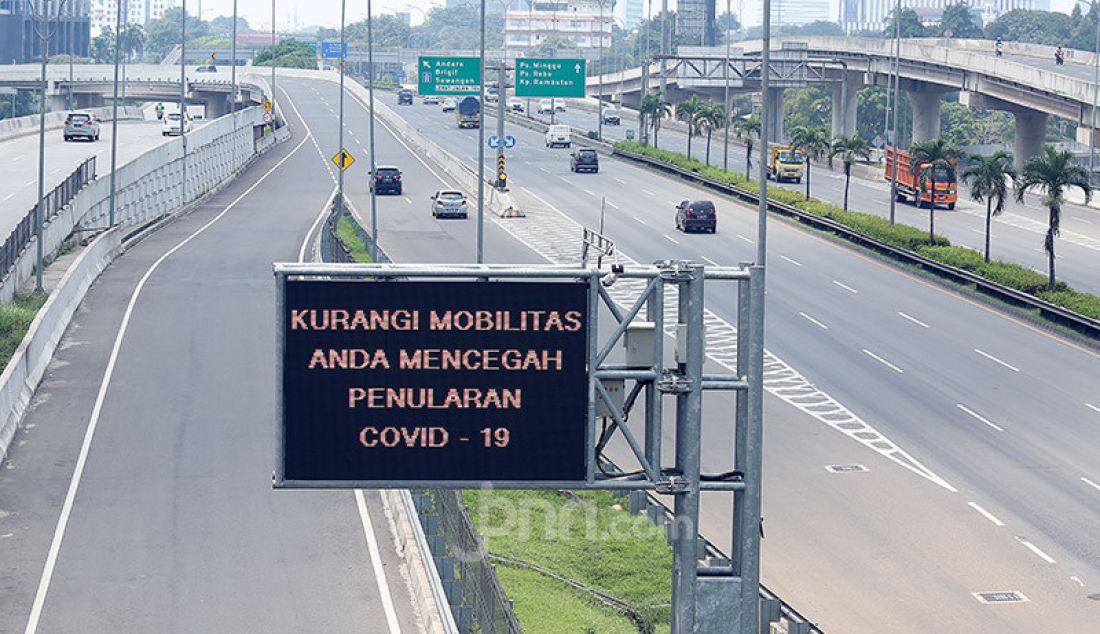 Suasana Tol Lingkar Luar Jakarta ruas Pondok Pinang-TMII pasca pemberlakuan PSBB di Jakarta terlihat lengang, Jakarta, Jumat (10/4). - JPNN.com