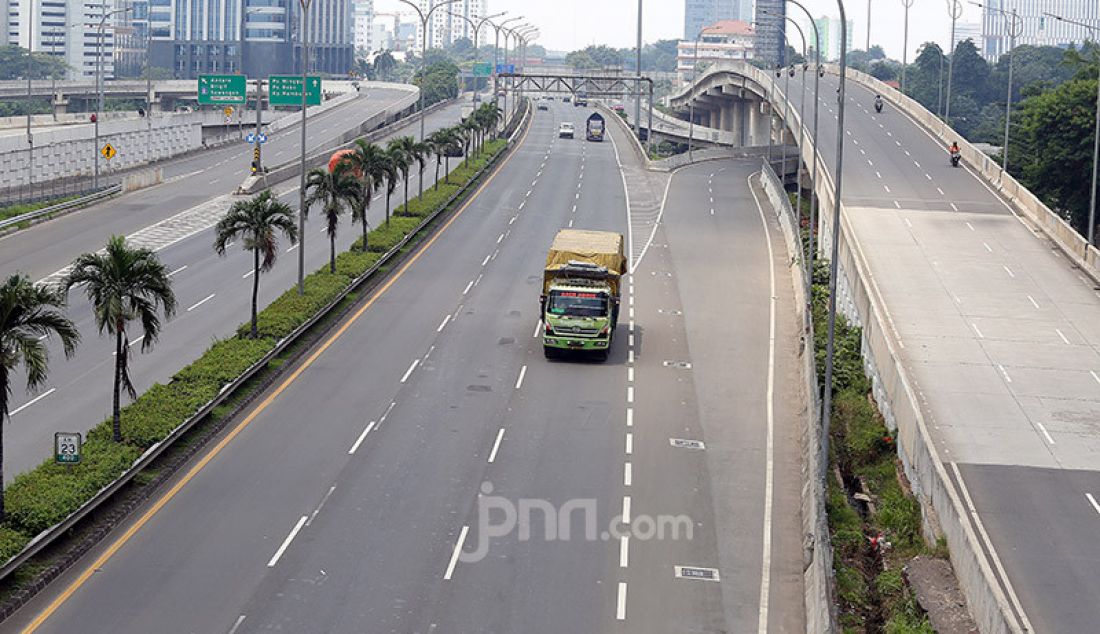 Suasana Tol Lingkar Luar Jakarta ruas Pondok Pinang-TMII pasca pemberlakuan PSBB di Jakarta terlihat lengang, Jakarta, Jumat (10/4). - JPNN.com