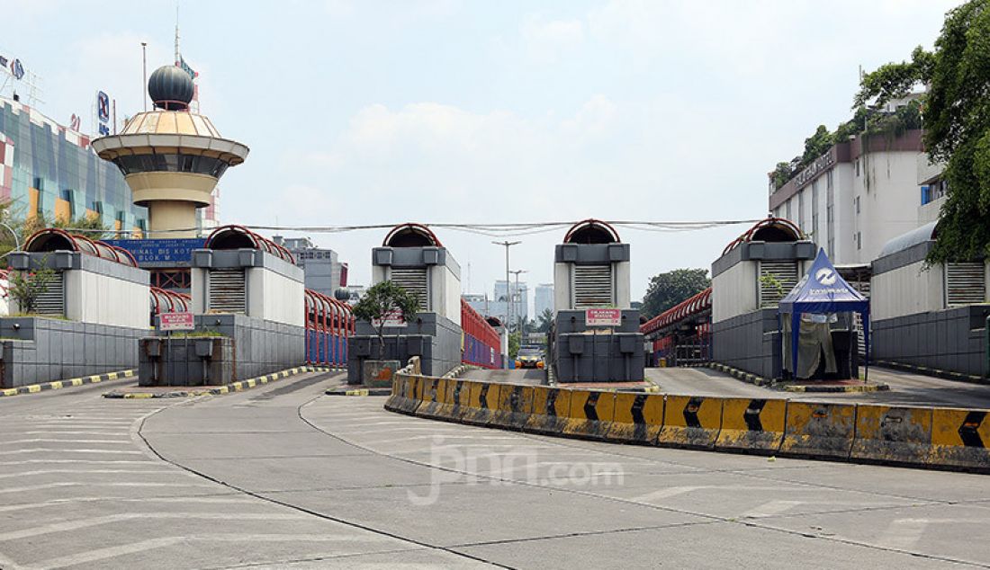Suasana Terminal Blok M nampak terlihat sepi pasca pemberlakuan Pembatasan Sosial Berskala Besar (PSBB) di Jakarta, Jumat (10/4). - JPNN.com