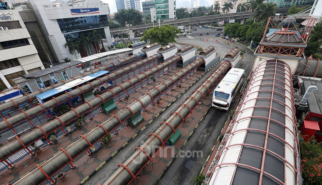 Suasana Terminal Blok M nampak terlihat sepi pasca pemberlakuan Pembatasan Sosial Berskala Besar (PSBB) di Jakarta, Jumat (10/4). - JPNN.com