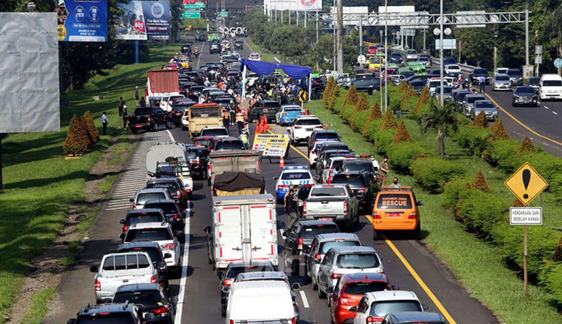 Petugas gabungan melakukan pemeriksaan kendaraan di Pintu Keluar Tol Baranangsiang, Bogor, Jawa Barat, Rabu (15/4). Pemeriksaan bertujuan menghimbau pengendara untuk menggunakan masker dan posisi duduk sesuai PSBB. - JPNN.com