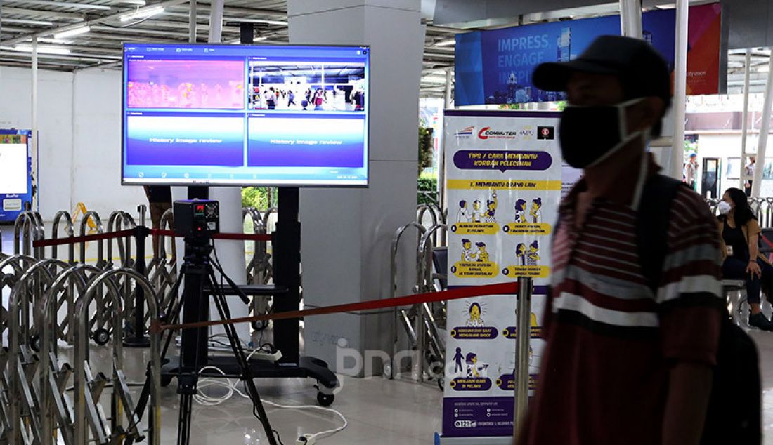 Calon penumpang KRL saat melintas di depan alat pemantau suhu tubuh di Stasiun Bogor, Bogor, Jawa Barat (15/4). Stasiun Bogor menjadi salah satu titik pemantauan PSBB. - JPNN.com