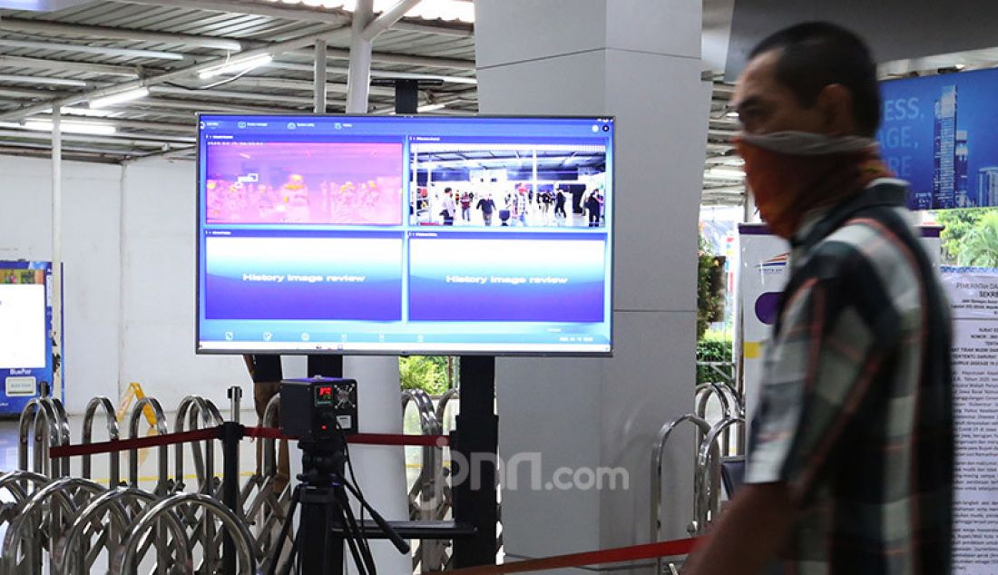 Calon penumpang KRL saat melintas di depan alat pemantau suhu tubuh di Stasiun Bogor, Bogor, Jawa Barat (15/4). Stasiun Bogor menjadi salah satu titik pemantauan PSBB. - JPNN.com