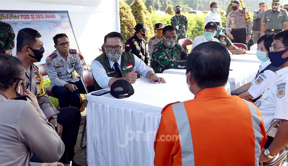 Gubernur Jabar Ridwan Kamil saat meninjau lokasi PSBB di Kota Bogor, Jawa Barat, Rabu (15/4). - JPNN.com