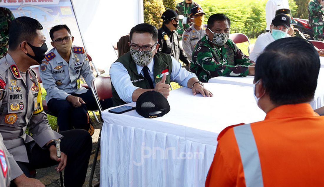 Gubernur Jabar Ridwan Kamil saat meninjau lokasi PSBB di Kota Bogor, Jawa Barat, Rabu (15/4). - JPNN.com