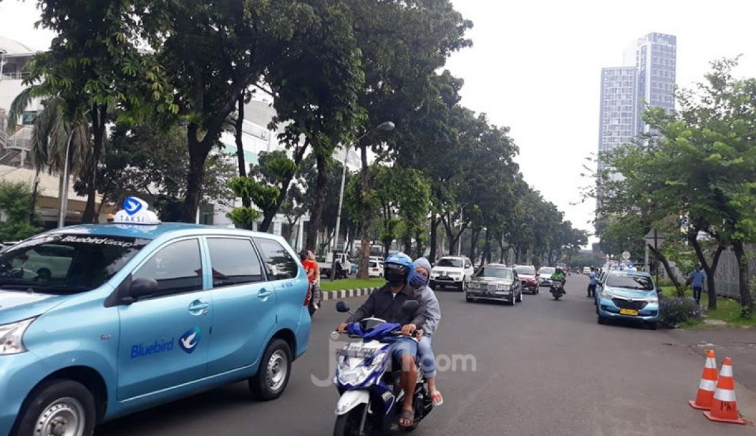 Suasana Kondisi di Kawasan Bintaro Jaya, selama Pemberlakuan Ssosial Berskala Besar (PSBB) masih ramau dilalui kendaraan bermotor. Meski sudah memasuki beberapa hari pemberlakuan PSBB, namun suasana jalan masih ramai. - JPNN.com