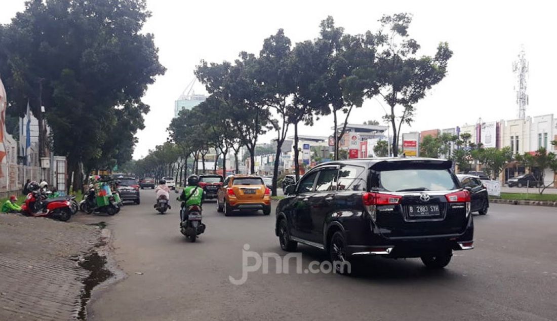 Suasana Kondisi di Kawasan Bintaro Jaya, selama Pemberlakuan Ssosial Berskala Besar (PSBB) masih ramau dilalui kendaraan bermotor. Meski sudah memasuki beberapa hari pemberlakuan PSBB, namun suasana jalan masih ramai. - JPNN.com