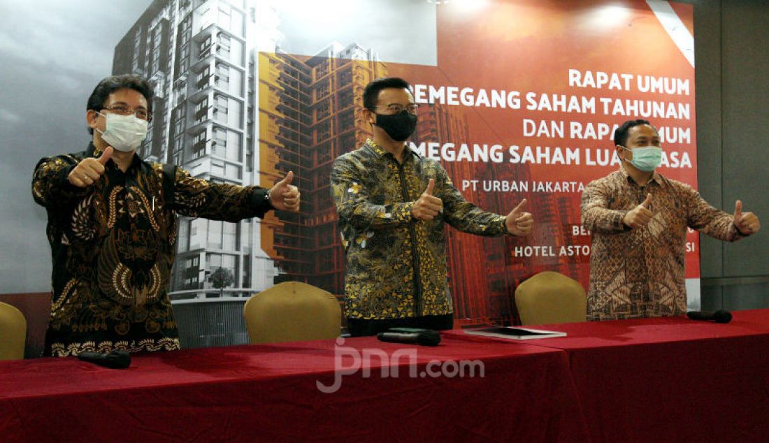 Kiri: Dirut Bambang Sumargono, Komisaris Independen Rudy Gomedi dan Direktur Firdaus Fahmi saat konferensi pers hasil RUPS Tahunan PT. Urban Jakarta Propertindo (URBN), Jakarta, Kamis (23/4). - JPNN.com