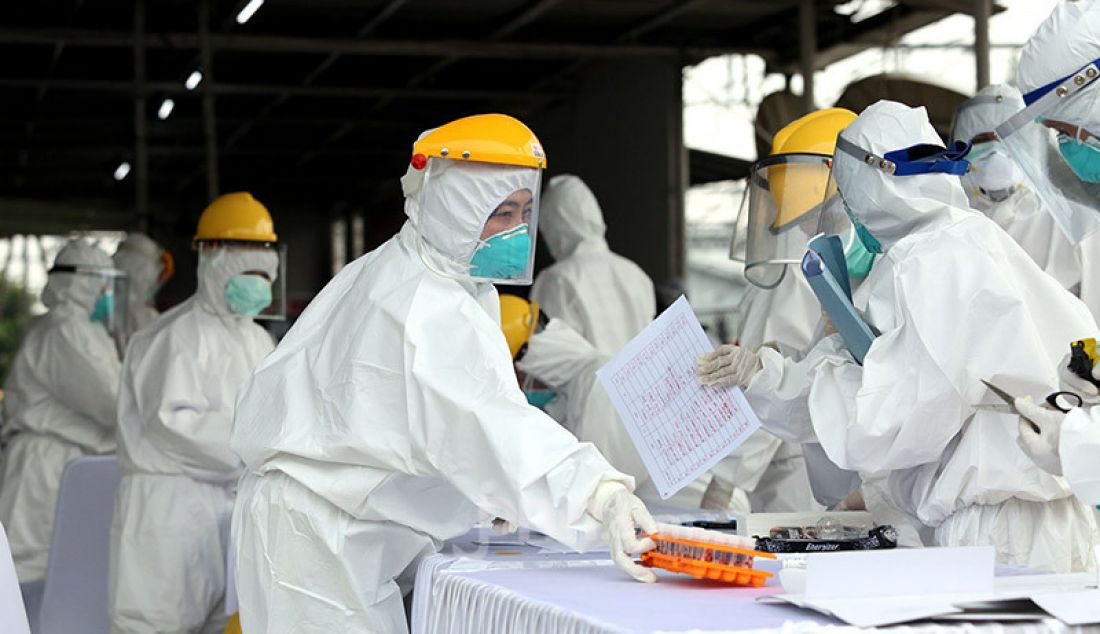 Petugas Swab test COVID-19 dari Dinas Kesehatan Jawa Barat saat uji kesehatan di Stasiun Bogor, Senin (27/4). - JPNN.com