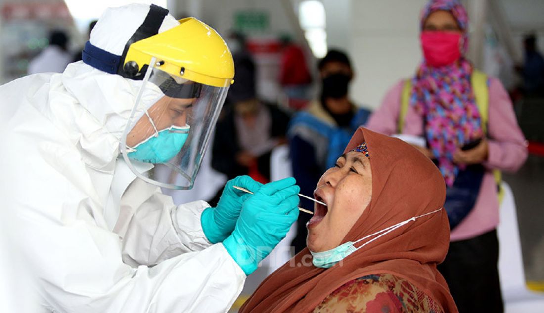 Dinas Kesehatan Jawa Barat mengadakan Swab test COVID-19 di Stasiun Bogor, Senin (27/4). Sebanyak 350 spesimen diambil dari penumpang dan petugas Comuterline karena resiko penularan yang tinggi di moda transportasi. - JPNN.com