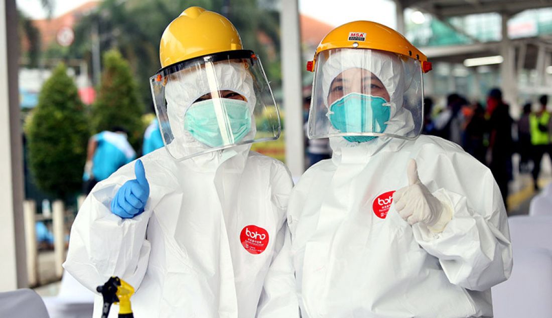 Petugas Swab test COVID-19 dari Dinas Kesehatan Jawa Barat saat uji kesehatan di Stasiun Bogor, Senin (27/4). - JPNN.com