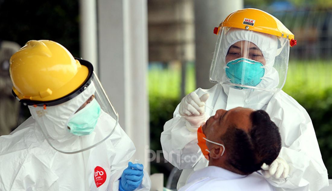 Dinas Kesehatan Jawa Barat mengadakan Swab test COVID-19 di Stasiun Bogor, Senin (27/4). Sebanyak 350 spesimen diambil dari penumpang dan petugas Comuterline karena resiko penularan yang tinggi di moda transportasi. - JPNN.com