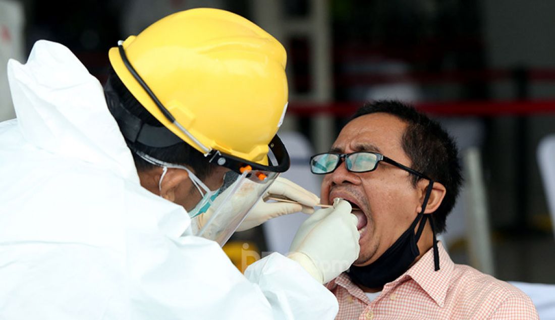 Dinas Kesehatan Jawa Barat mengadakan Swab test COVID-19 di Stasiun Bogor, Senin (27/4). Sebanyak 350 spesimen diambil dari penumpang dan petugas Comuterline karena resiko penularan yang tinggi di moda transportasi. - JPNN.com