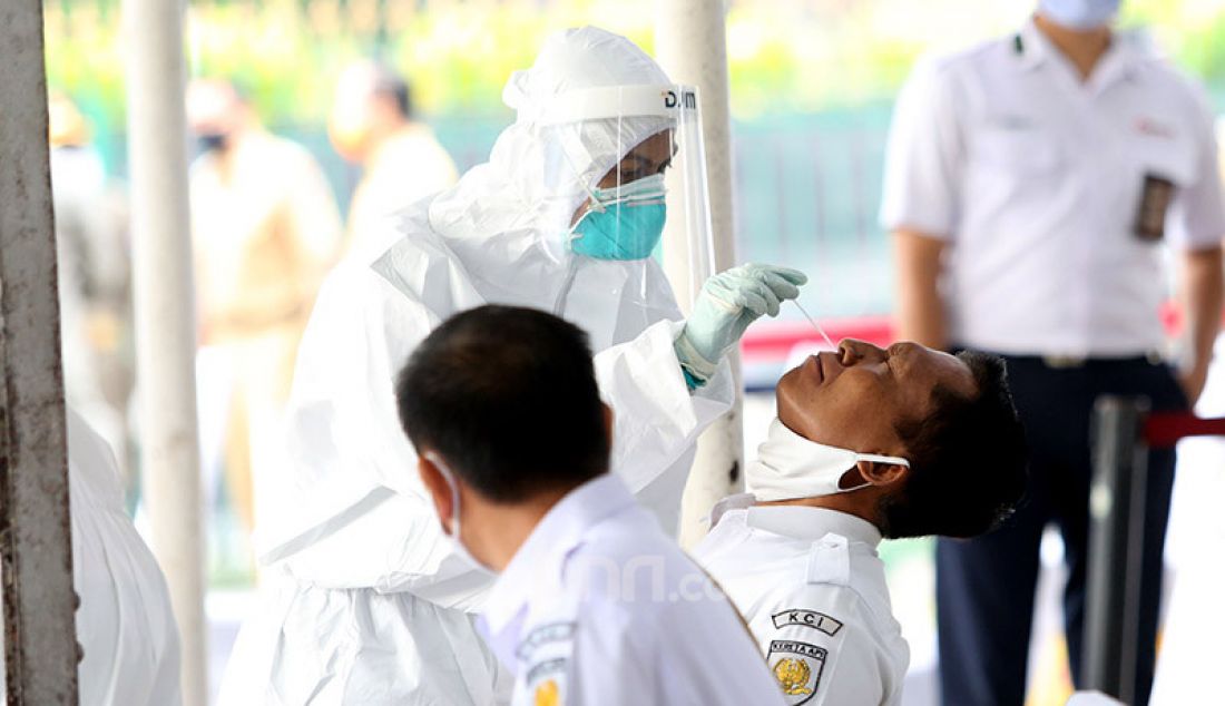 Dinas Kesehatan Jawa Barat mengadakan Swab test COVID-19 di Stasiun Bogor, Senin (27/4). Sebanyak 350 spesimen diambil dari penumpang dan petugas Comuterline karena resiko penularan yang tinggi di moda transportasi. - JPNN.com