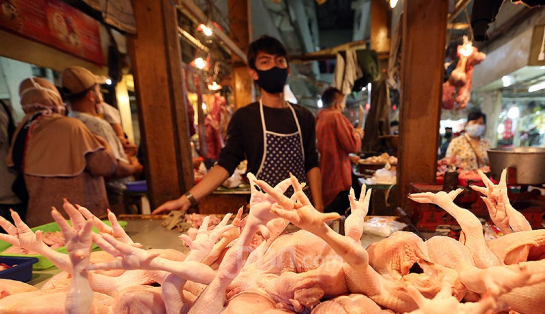 Pedagang Ayam di Pasar Bogor, Jawa Barat, Rabu (29/4). Pemerintah Kota Bogor memastikan stok pangan di Kota Bogor, Jawa Barat, relatif aman selama Ramadhan hingga Lebaran. - JPNN.com