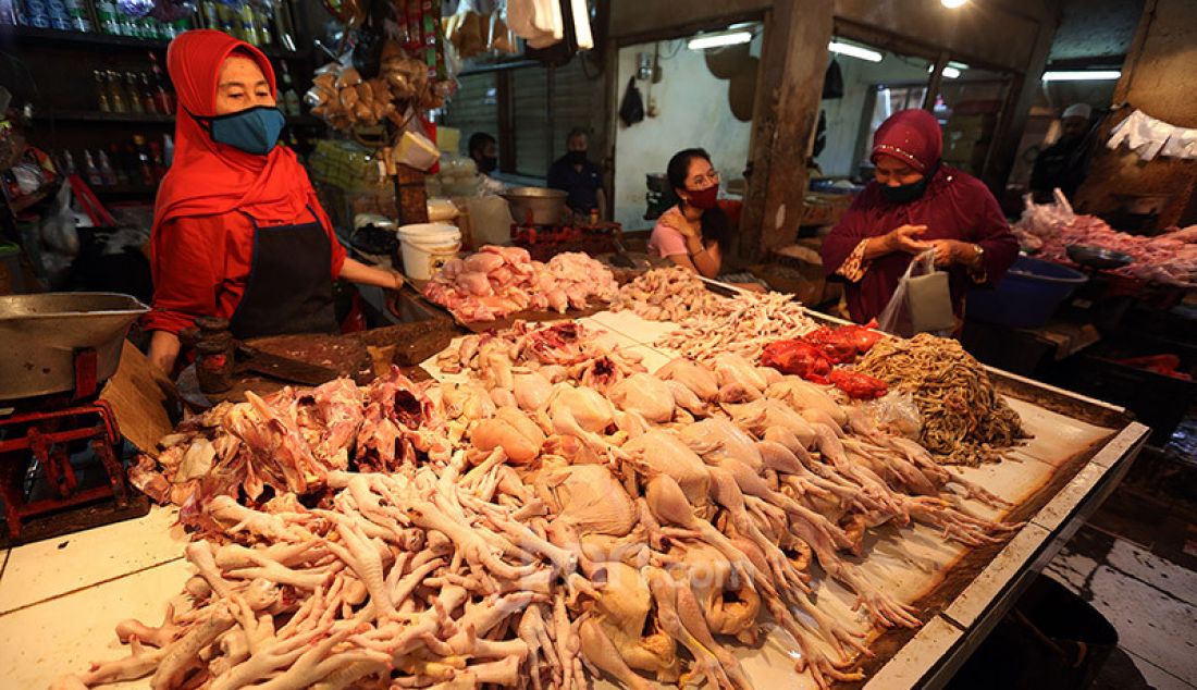 Pedagang Ayam di Pasar Bogor, Jawa Barat, Rabu (29/4). Pemerintah Kota Bogor memastikan stok pangan di Kota Bogor, Jawa Barat, relatif aman selama Ramadhan hingga Lebaran. - JPNN.com