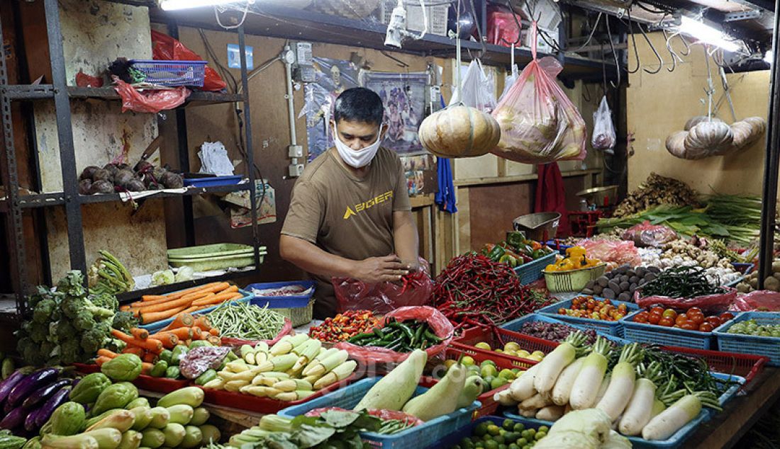 Pedagang Sayuran di Pasar Bogor, Jawa Barat, Rabu (29/4). Pemerintah Kota Bogor memastikan stok pangan di Kota Bogor, Jawa Barat, relatif aman selama Ramadhan hingga Lebaran. - JPNN.com