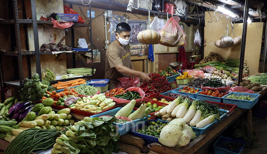 Pedagang Sayuran di Pasar Bogor, Jawa Barat, Rabu (29/4). Pemerintah Kota Bogor memastikan stok pangan di Kota Bogor, Jawa Barat, relatif aman selama Ramadhan hingga Lebaran. - JPNN.com