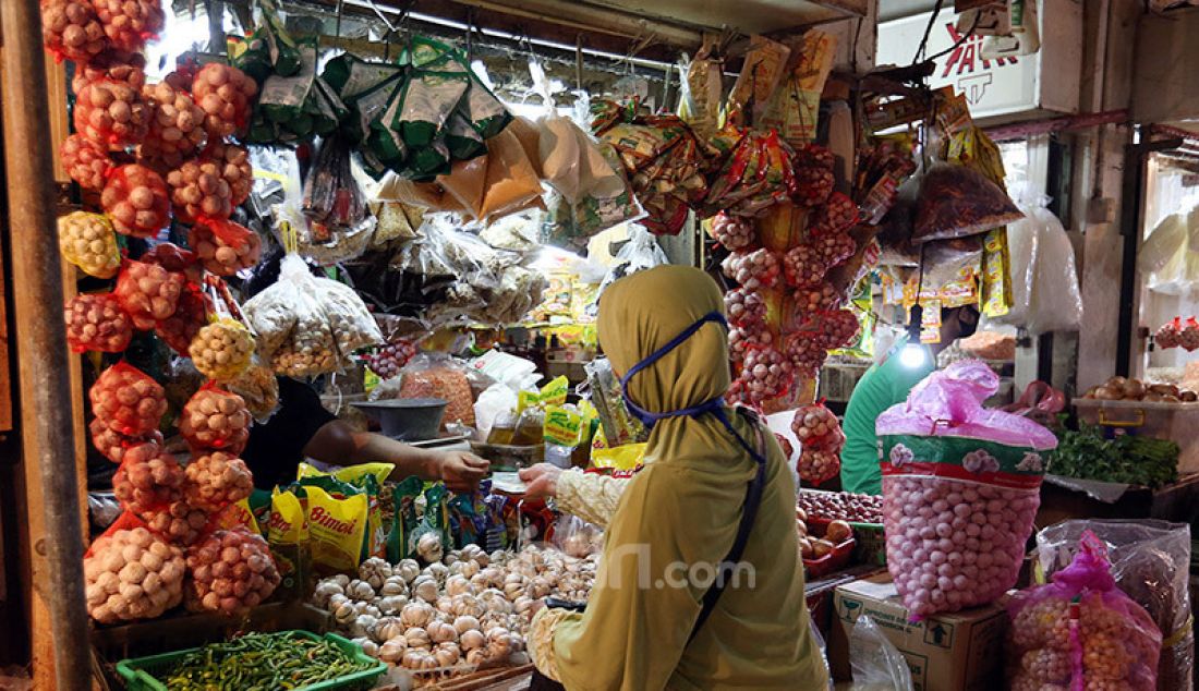 Pedagang Sayuran di Pasar Bogor, Jawa Barat, Rabu (29/4). Pemerintah Kota Bogor memastikan stok pangan di Kota Bogor, Jawa Barat, relatif aman selama Ramadhan hingga Lebaran. - JPNN.com