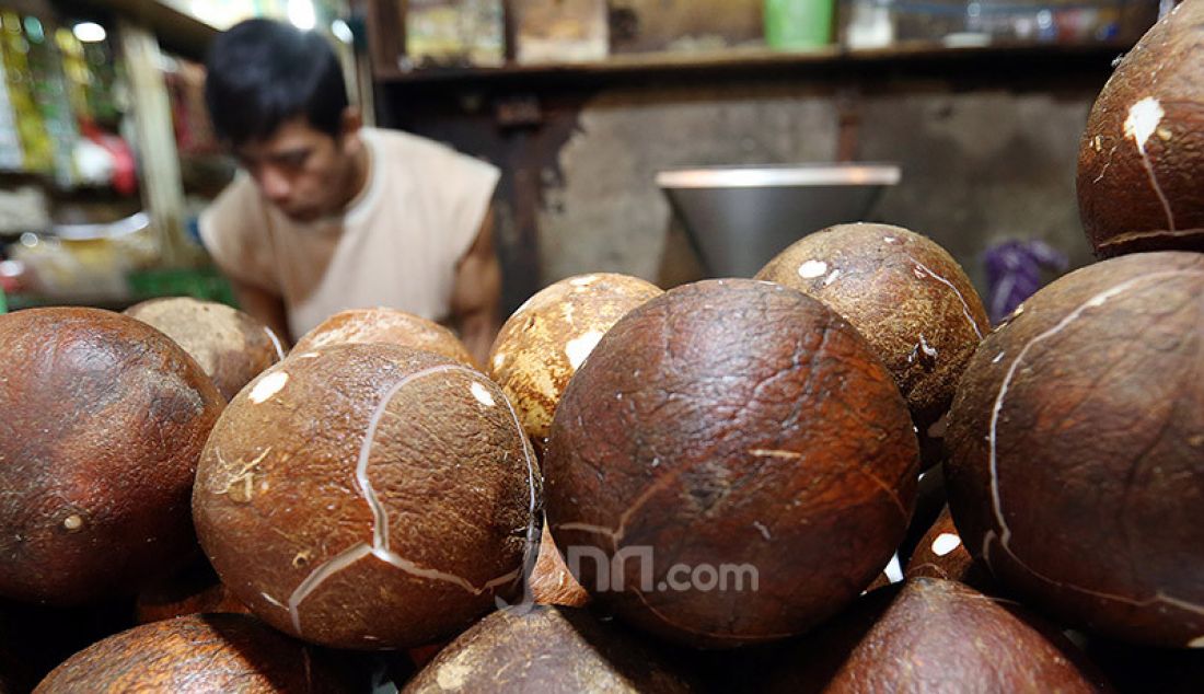 Pedagang Kelapa Parut di Pasar Bogor, Jawa Barat, Rabu (29/4). Pemerintah Kota Bogor memastikan stok pangan di Kota Bogor, Jawa Barat, relatif aman selama Ramadhan hingga Lebaran. - JPNN.com