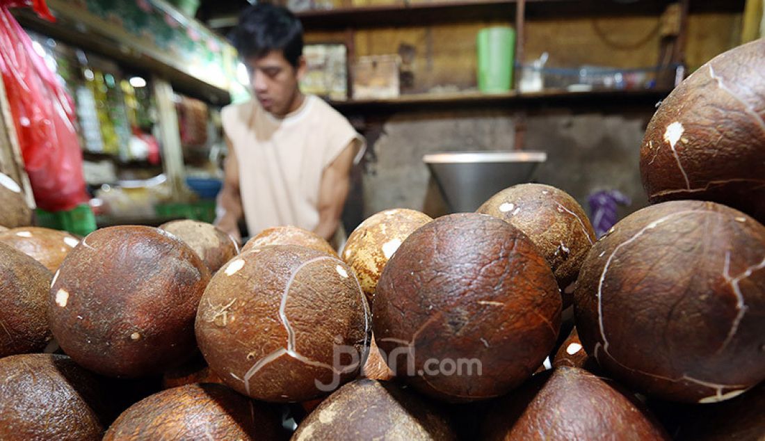 Pedagang Kelapa Parut di Pasar Bogor, Jawa Barat, Rabu (29/4). Pemerintah Kota Bogor memastikan stok pangan di Kota Bogor, Jawa Barat, relatif aman selama Ramadhan hingga Lebaran. - JPNN.com