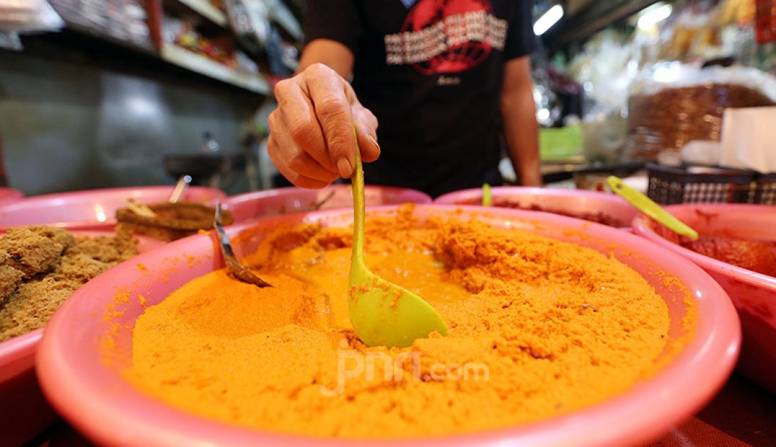 Pedagang Bumbu Dapur di Pasar Bogor, Jawa Barat, Rabu (29/4). Pemerintah Kota Bogor memastikan stok pangan di Kota Bogor, Jawa Barat, relatif aman selama Ramadhan hingga Lebaran. - JPNN.com