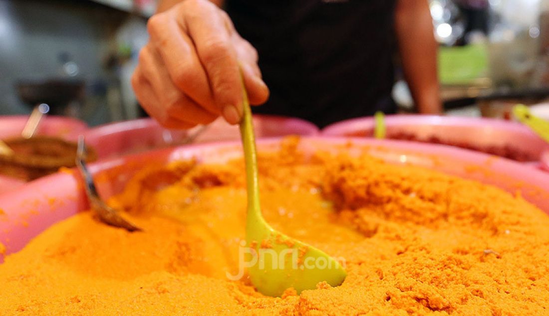 Pedagang Bumbu Dapur di Pasar Bogor, Jawa Barat, Rabu (29/4). Pemerintah Kota Bogor memastikan stok pangan di Kota Bogor, Jawa Barat, relatif aman selama Ramadhan hingga Lebaran. - JPNN.com