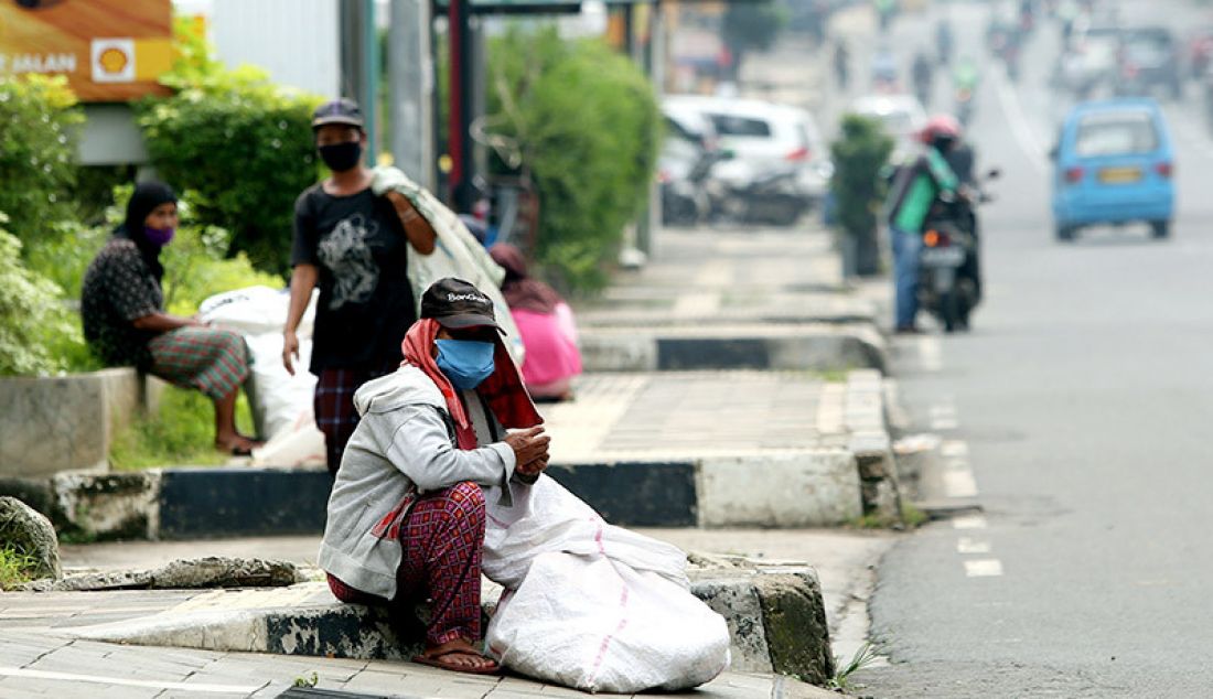 Penyandang masalah kesejahteraan sosial (PMKS) atau pengemis saat berada di kawasan Margonda, Depok, Jawa Barat, Kamis (30/4). Mereka menunggu sumbangan atau bantuan dari pengguna jalan. - JPNN.com
