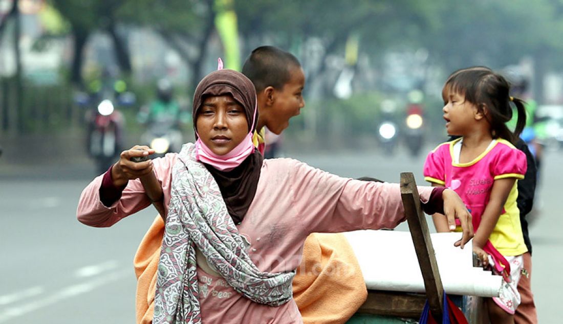 Penyandang masalah kesejahteraan sosial (PMKS) atau pengemis saat berada di kawasan Margonda, Depok, Jawa Barat, Kamis (30/4). Mereka menunggu sumbangan atau bantuan dari pengguna jalan. - JPNN.com