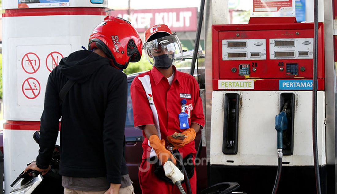 Petugas memakai APD masker, pelindung wajah, dan sarung tangan saat melayani konsumen di sebuah SPBU di kawasan Cilendek, Bogor, Selasa (5/5). - JPNN.com