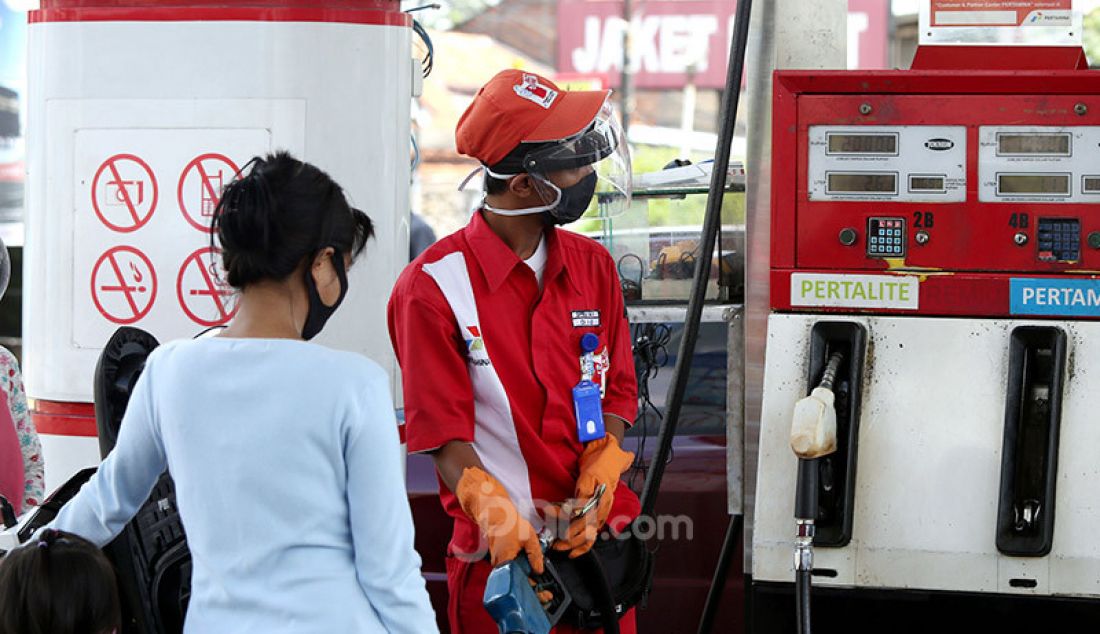 Petugas memakai APD masker, pelindung wajah, dan sarung tangan saat melayani konsumen di sebuah SPBU di kawasan Cilendek, Bogor, Selasa (5/5). - JPNN.com