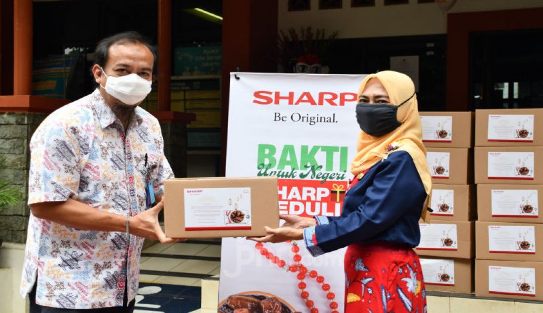 PT Sharp Electronics Indonesia (SEID) memberikan bantuan 500 sembako kepada warga yang terdampak pandemi covid-19. - JPNN.com