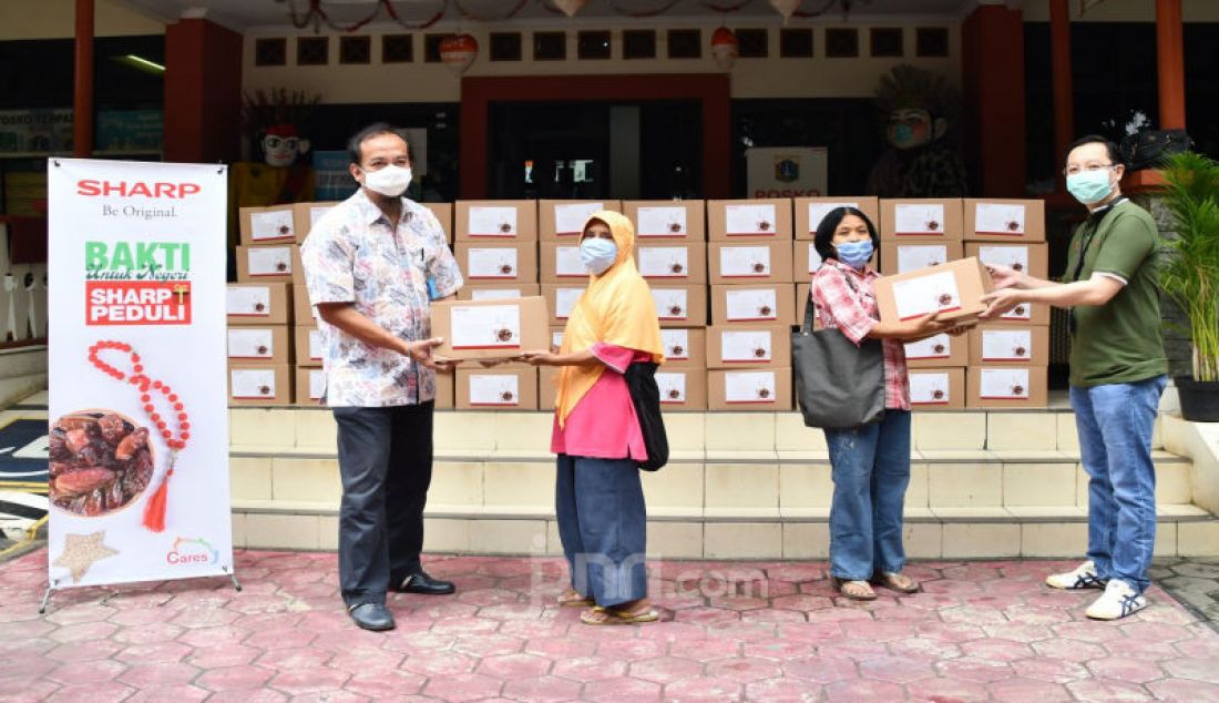 PT Sharp Electronics Indonesia (SEID) memberikan bantuan 500 sembako kepada warga yang terdampak pandemi covid-19. - JPNN.com