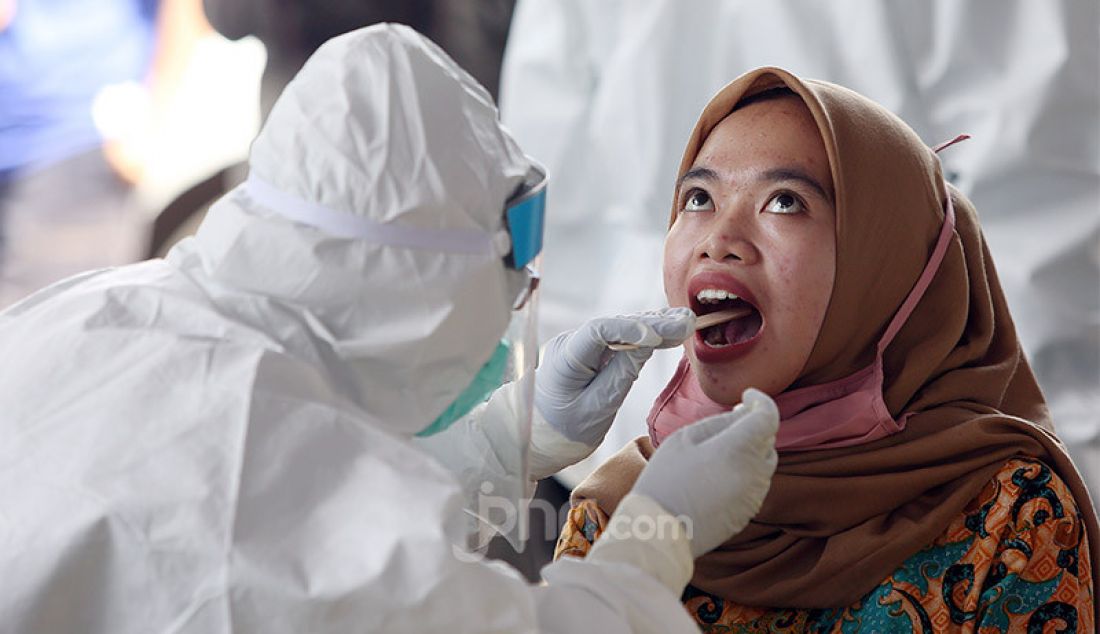 Petugas medis melakukan tes swab di Pasar Kebon Kembang, Bogor, Jawa Barat, Jumat (8/5). Pemkot Bogor melakukan tes swab sebanyak 175 untuk pedagang dan pelaku usaha di pasar tersebut. - JPNN.com