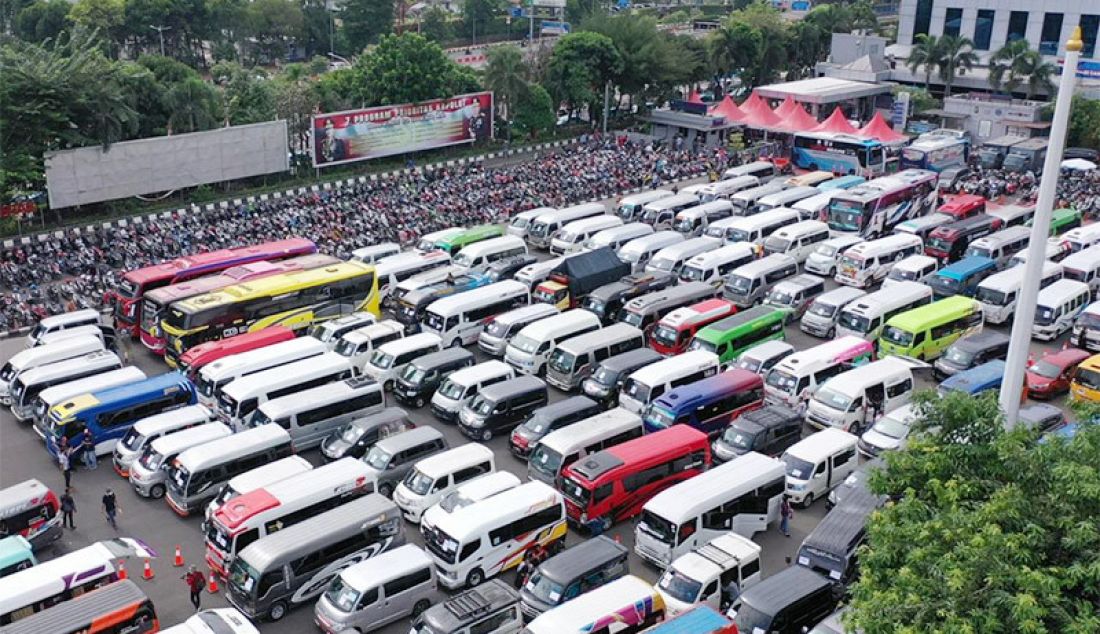 Sebanyak 202 kendaraan travel gelap terparkir di halaman Polda Metro Jaya, Jakarta, Senin (11/5). Travel-travel tersebut ditahan karena melanggar aturan penerapan PSBB dengan tetap nekat membawa pemudik. - JPNN.com
