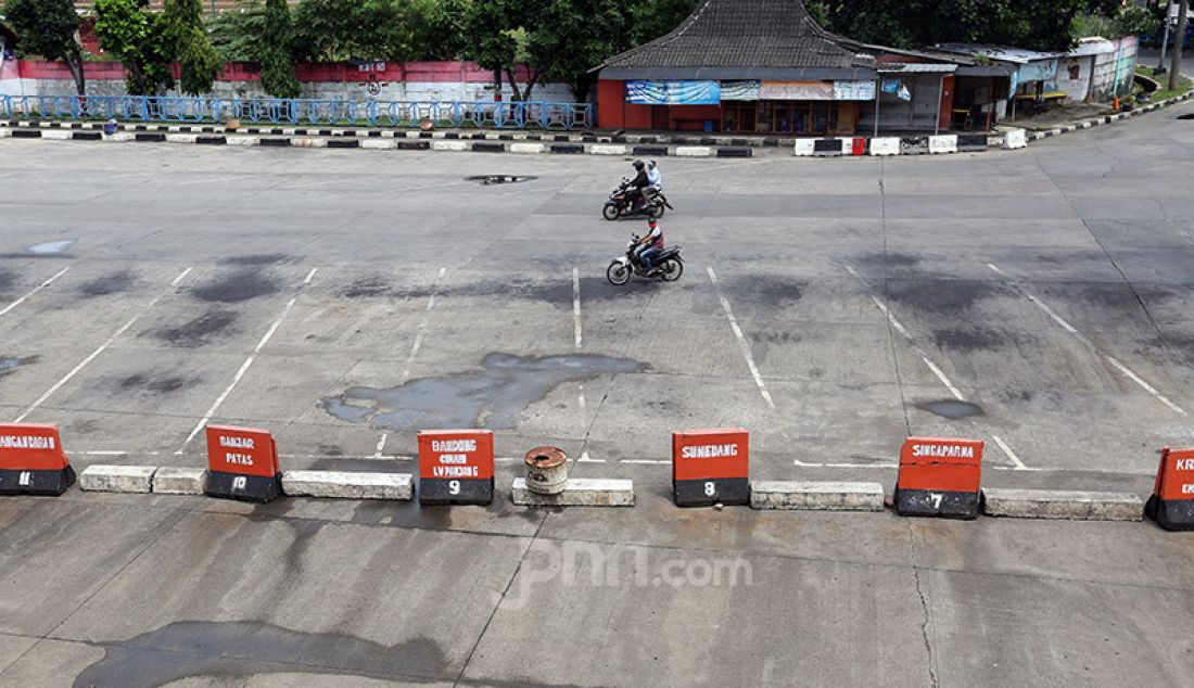 Suasana sepi terlihat di Terminal Bus Kampung Rambutan, Jakarta, Minggu (10/5). Meski angkutan umum kembali diizinkan beroperasi, namun masih terlihat belum ada bus Antar Kota Antar Provinsi (AKAP) yang beroperasi. - JPNN.com