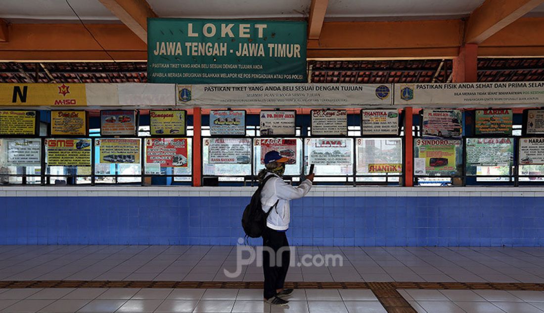 Suasana sepi terlihat di Terminal Bus Kampung Rambutan, Jakarta, Minggu (10/5). Meski angkutan umum kembali diizinkan beroperasi, namun masih terlihat belum ada bus Antar Kota Antar Provinsi (AKAP) yang beroperasi. - JPNN.com