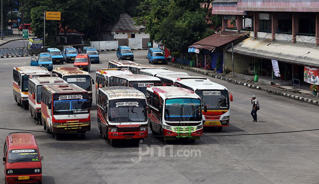 Sejumlah Minibus jurusan Kp Rambutan-Bogor terparkir di Terminal Kampung Rambutan, Jakarta, Senin (11/5). Armada mereka tidak beroperasi karena pemasukan tidak bisa menutupi biaya operasional. - JPNN.com