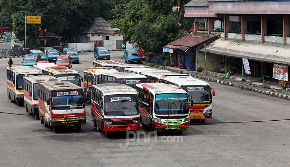Sejumlah Minibus jurusan Kp Rambutan-Bogor terparkir di Terminal Kampung Rambutan, Jakarta, Senin (11/5). Armada mereka tidak beroperasi karena pemasukan tidak bisa menutupi biaya operasional. - JPNN.com