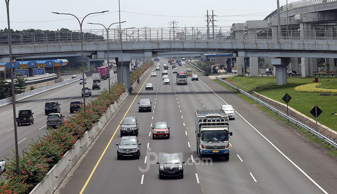 Kendaraan melintasi ruas jalan tol di Jagorawi Jakarta, Senin (11/5). Kepala Badan Pengatur Jalan Tol (BPJT) Danang Parikesit mengatakan selama penerapan PSBB pendapatan perusahaan pengelola jalan tol anjlok 70-80 persen. - JPNN.com