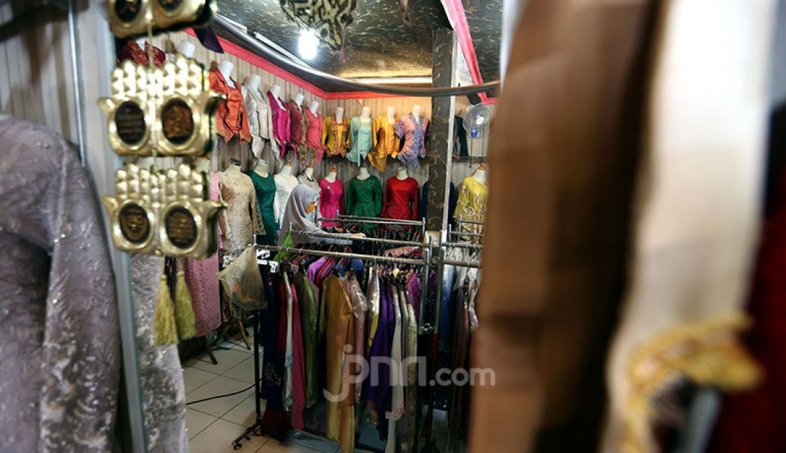 Pedagang membenahi display kebaya pada sebuah toko di sentra konveksi Bulak Timur, Depok, Senin (11/5). Penjualan saat ini mengalami penurunan drastis dari tahun lalu. - JPNN.com
