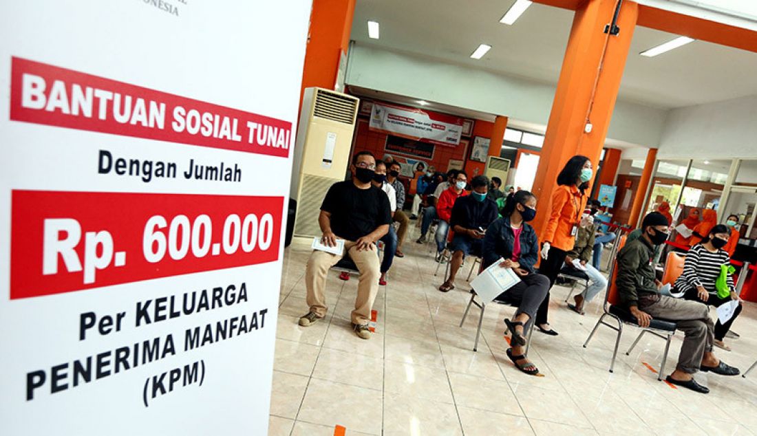 Warga mengantri pencairan bantuan sosial tunai kepada Keluarga Penerima Manfaat (KPM) di Kantor Pos, Bogor, Rabu (13/5). Bansos Tunai sebesar Rp 600.000 untuk masyarakat yang terdampak Covid-19. - JPNN.com